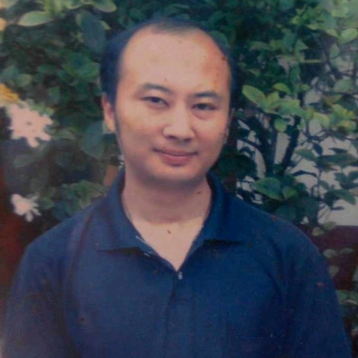 石峰里的生命的第一张照片--呼和浩特相亲服务中心