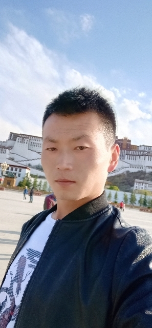 阳光下的小草的第一张照片--呼和浩特相亲服务中心