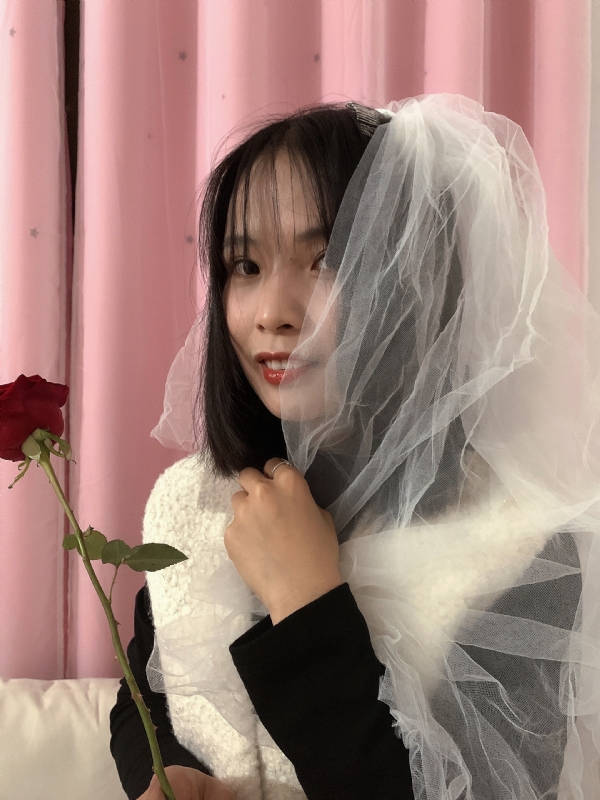 持紫菜包饭的女孩的第一张照片--呼和浩特相亲服务中心