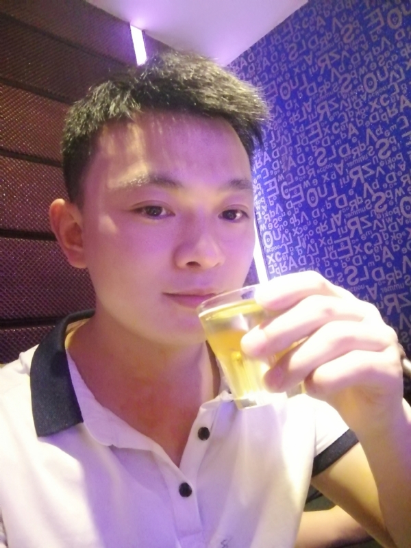 幸福的拥抱的第一张照片--呼和浩特相亲服务中心