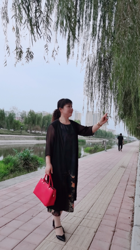 周本玲的第一张照片--呼和浩特相亲服务中心