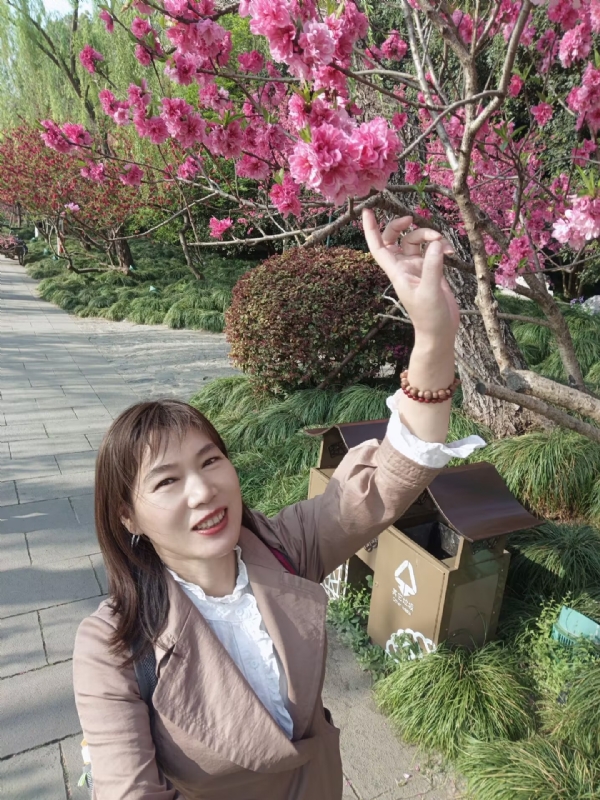 丽娜的第四张照片--呼和浩特相亲服务中心